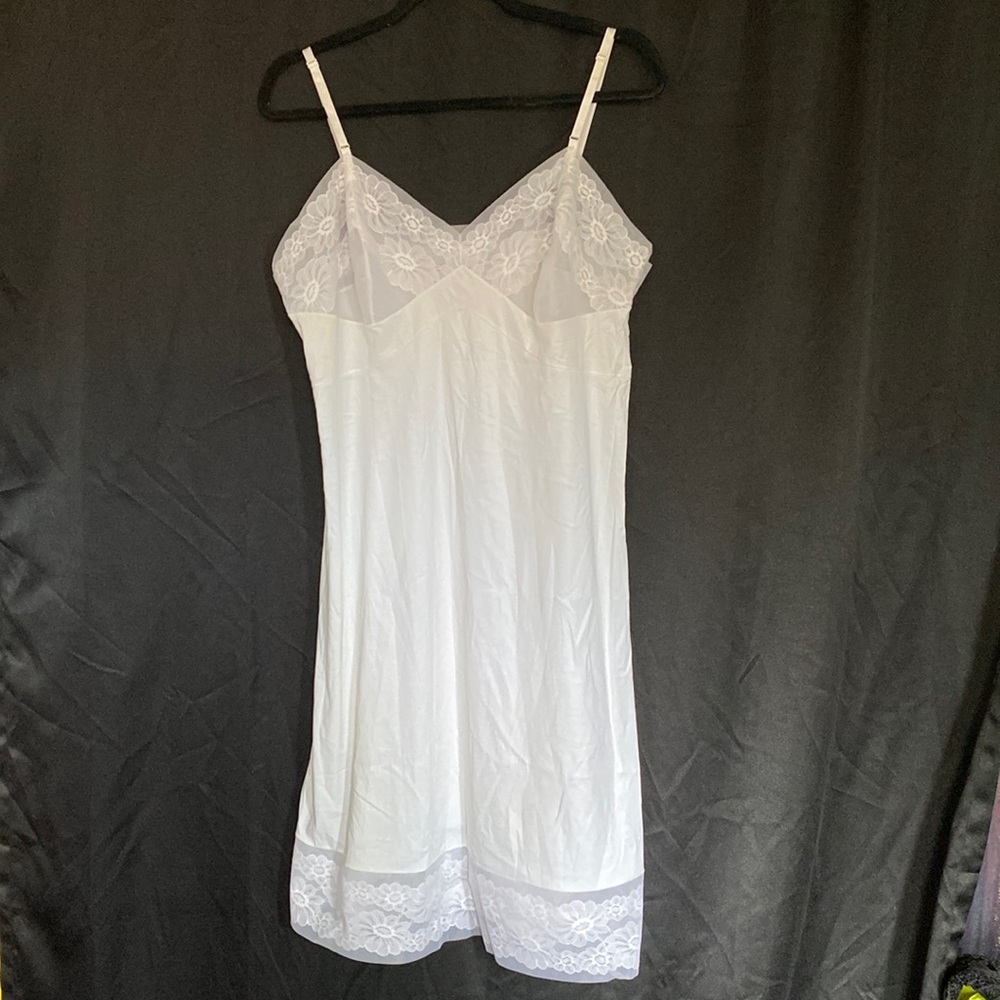 Vintage 90’s Vanity Fair floral dress slip